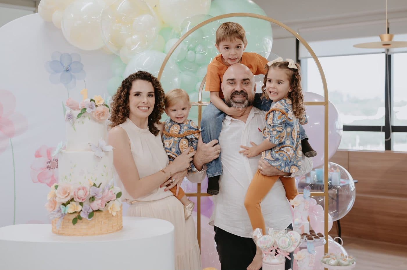 Fábio Torres com a esposa, Ana Carolina, e os três filhos